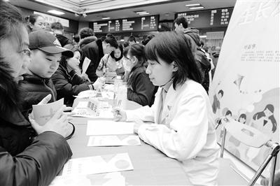 蘭州大學(xué)第一醫(yī)院舉行“新年！新高度！”兒童保健義診活動