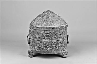 平?jīng)霾┥缴w神獸紋銅樽，東漢人向往過(guò)上神仙生活的印跡