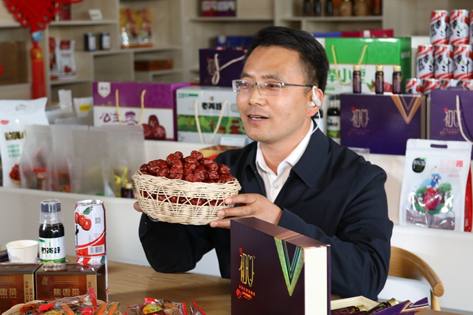 “縣長(zhǎng)直播天團(tuán)”唱響“甘貨春之聲”，售出近30種甘貨1萬(wàn)余件 開(kāi)進(jìn)直播間的網(wǎng)絡(luò)扶貧博覽會(huì)，受百萬(wàn)網(wǎng)友點(diǎn)贊 