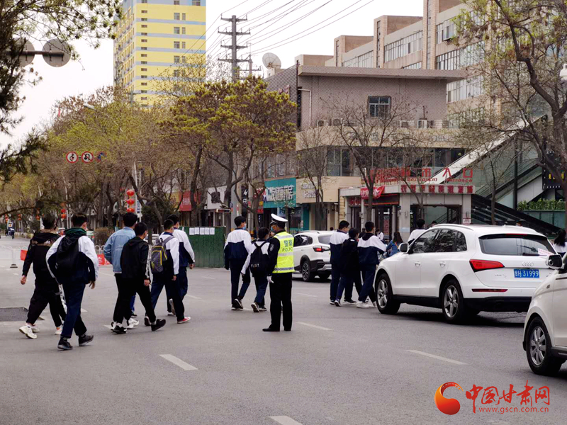 保駕護(hù)航！涼州公安交警“護(hù)學(xué)崗” 撐起“平安傘”