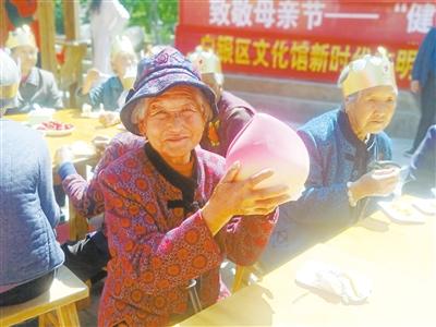 母親節(jié)，白銀“花村”擺了一場(chǎng)“敬老宴”