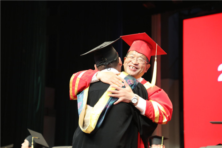 17分鐘14次掌聲！隴東學(xué)院院長辛剛國這樣深情寄語畢業(yè)生