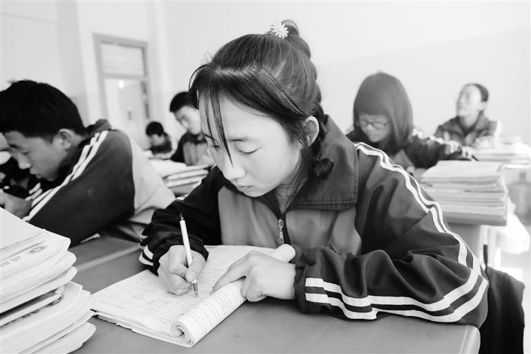 慶陽(yáng)環(huán)縣這名小姑娘，柔弱肩膀撐起一個(gè)大家庭