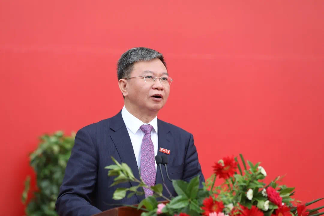 蘭州大學(xué)校長嚴(yán)純?nèi)A寄語2020屆本科畢業(yè)生：做敢擔(dān)當(dāng)、能擔(dān)當(dāng)、有擔(dān)當(dāng)?shù)娜?>
        </a><em>蘭州大學(xué)校長嚴(yán)純?nèi)A寄語2020屆本科畢業(yè)生：做敢擔(dān)當(dāng)、能擔(dān)當(dāng)、有擔(dān)當(dāng)?shù)娜?/em></li>
    <li><a  target=