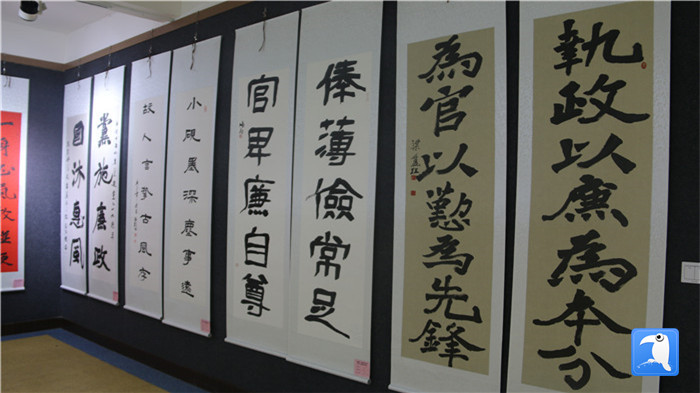 7月1日上午，定西市通渭縣紀(jì)委監(jiān)委舉辦“襄郡清風(fēng)·喜迎建黨99周年”廉政文化書畫展，共同為黨的生日獻(xiàn)禮。_副本.jpg