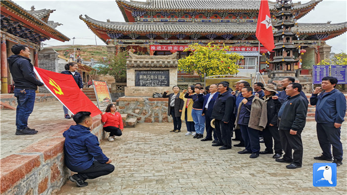 “七一”前夕，甘南州紀(jì)委監(jiān)委機(jī)關(guān)第二黨支部組織支部黨員和幫扶村黨員赴臨潭縣新城鎮(zhèn)蘇維埃舊址紅色教育基地參觀學(xué)習(xí)活動。_副本.jpg