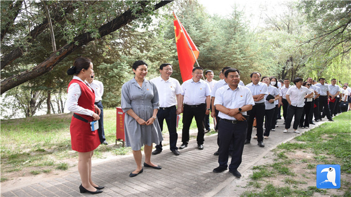 7月1日，嘉峪關(guān)市紀(jì)委監(jiān)委機(jī)關(guān)黨委在迎賓湖絲路廉潔文化主題公園舉行慶祝黨建99周年迎“七一”主題黨日活動。_副本.jpg