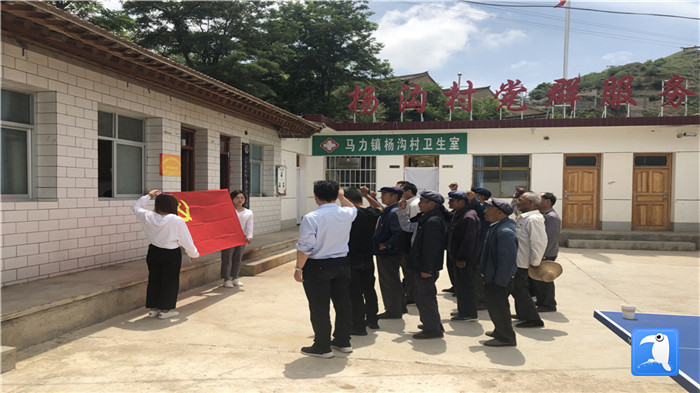 6月29日，天水市武山縣紀(jì)委監(jiān)委組織黨員干部在馬力鎮(zhèn)楊溝村重溫入黨誓詞。_副本.jpg