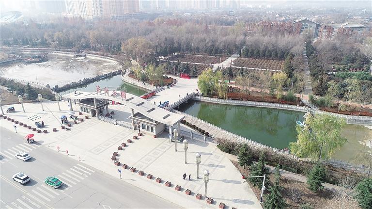 　初冬時(shí)節(jié)，臨夏市東郊公園里,楓樹、松柏、云杉等樹木色彩斑斕