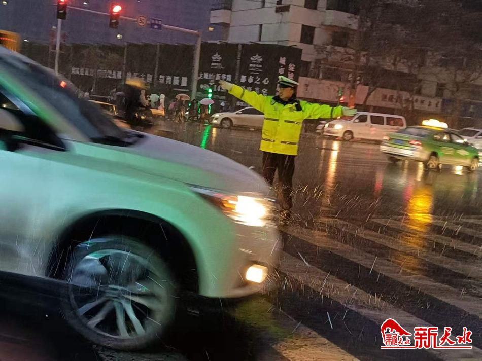 風(fēng)雪襲來(lái)，天水最美“警色”在路上！