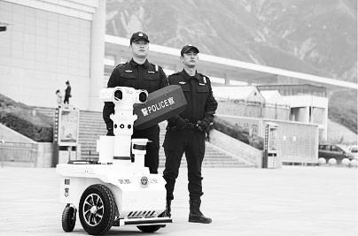 新奇！5G巡邏機器人亮相隴南武都街頭