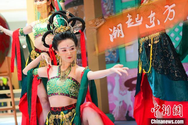圖為今年9月5日，在重慶亮相的敦煌博物館“潮起東方”主題活動現(xiàn)場。敦煌博物館供圖