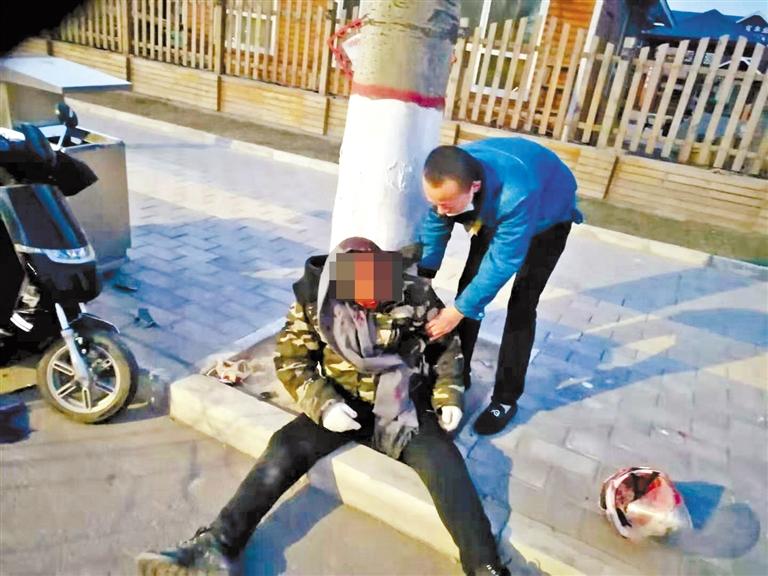 蘭州：騎摩托車男子清晨撞傷 熱心“的哥”全力救助！
