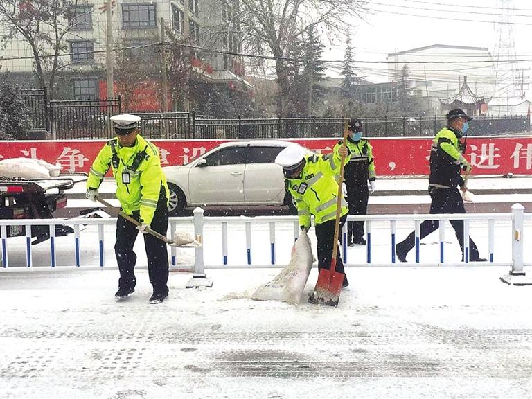 除雪保暢 蘭州交警部門(mén)啟動(dòng)應(yīng)急預(yù)案保暢通