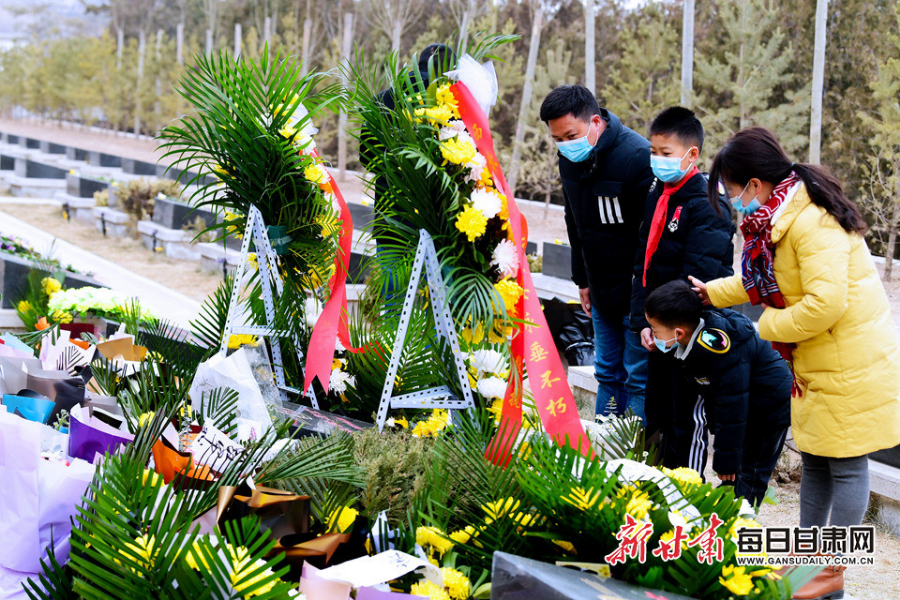 委托快遞、自發(fā)前往，社會各界在陳紅軍烈士墓前獻花致敬
