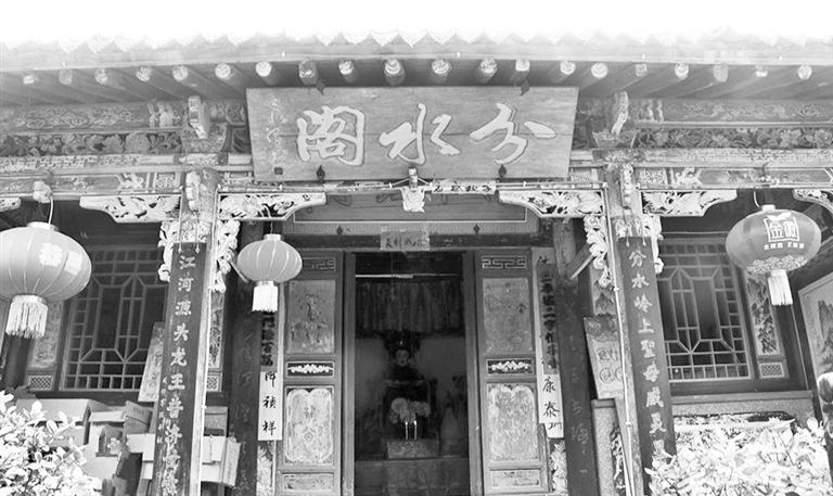 秦嶺鎮(zhèn)分水閣，一屋檐水分江河 這里可看水系奇觀，可賞連翹花海