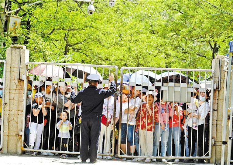 人流如潮 入園游客突破5萬 五泉山公園、蘭州市動(dòng)物園昨日臨時(shí)閉園