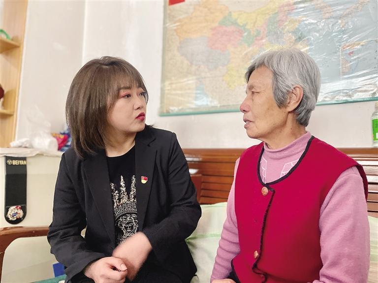 敦煌路街道任家莊街東社區(qū)黨委書記、居委會主任譚莉：我們必須成為老百姓堅強的后盾