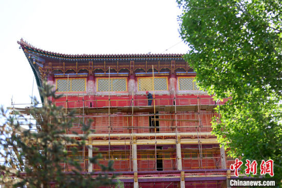 圖為5月上旬，甘肅山丹縣大佛寺內(nèi)，工作人員對古建筑大雄寶殿進行修繕。 中新社記者 高展 攝