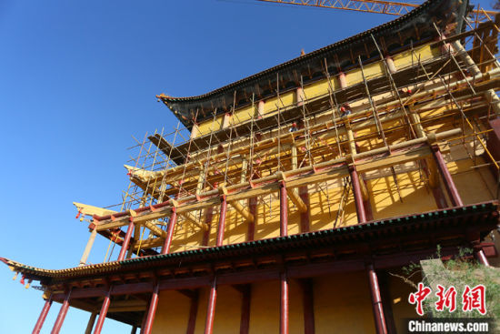 圖為5月上旬，甘肅山丹縣大佛寺內(nèi)，正在修繕中的古建筑大雄寶殿。 中新社記者 高展 攝