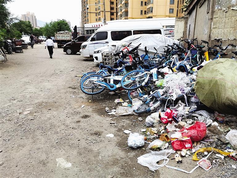 百米土路臟亂差，誰(shuí)來(lái)管？經(jīng)記者協(xié)調(diào)，社區(qū)組織志愿者進(jìn)行了清理