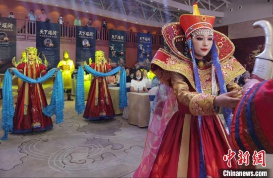 圖為中國首部邊塞史詩劇《天下雄關(guān)》首演發(fā)布會現(xiàn)場。　崔琳 攝