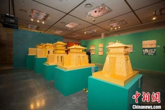 圖為呈現(xiàn)敦煌壁畫中的建筑和園林之美的復(fù)原模型。(資料圖) 敦煌研究院供圖