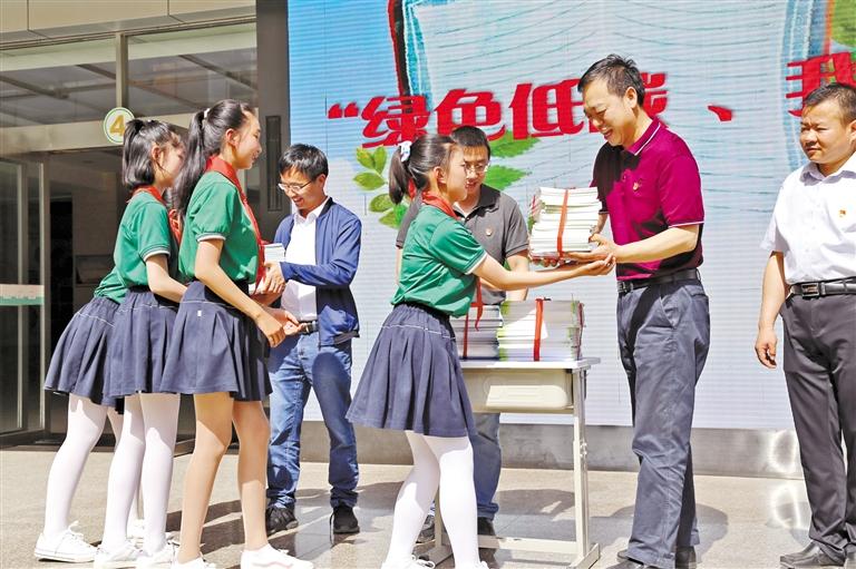 甘肅省生態(tài)環(huán)境廳開展送書進(jìn)?；顒?>
        </a><em>甘肅省生態(tài)環(huán)境廳開展送書進(jìn)校活動</em></li>
    <li><a  target=