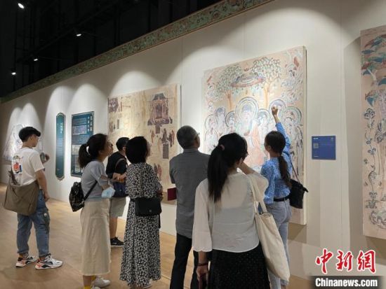圖為展覽現(xiàn)場(chǎng)?！〗瓧顭?攝