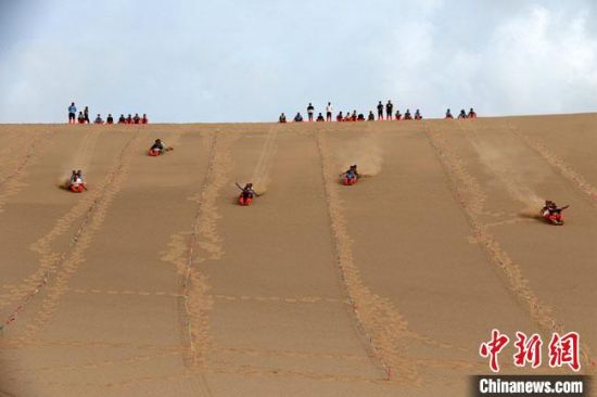 6月13日，敦煌鳴沙山月牙泉景區(qū)舉辦滑沙比賽?！垥粤?攝