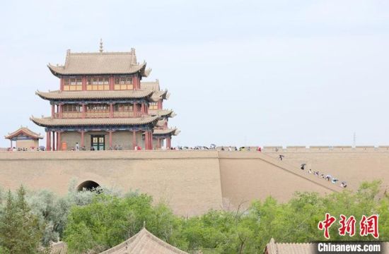 歷經(jīng)數(shù)十載保護(hù)修繕的古老關(guān)城得以延年益壽，成為了海內(nèi)外游客“絲路游”的必經(jīng)打卡地。　高展 攝