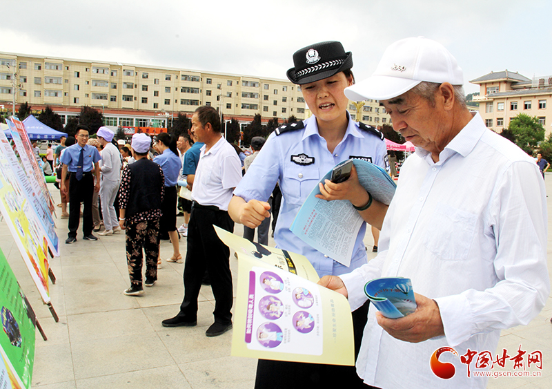 平涼市靈臺縣開展反邪教集中宣傳日活動