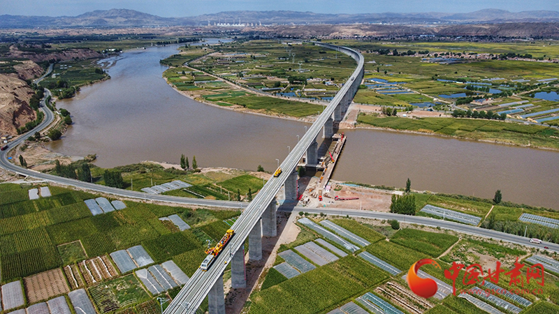 【隴拍客】直擊現(xiàn)場(chǎng)！看中蘭鐵路首條接觸網(wǎng)導(dǎo)線如何架設(shè)