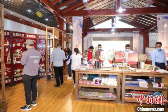 圖為甘肅“一會(huì)一節(jié)”期間，位于敦煌的天水市展館中，民眾觀賞文創(chuàng)產(chǎn)品。　甘肅省文化和旅游廳供圖