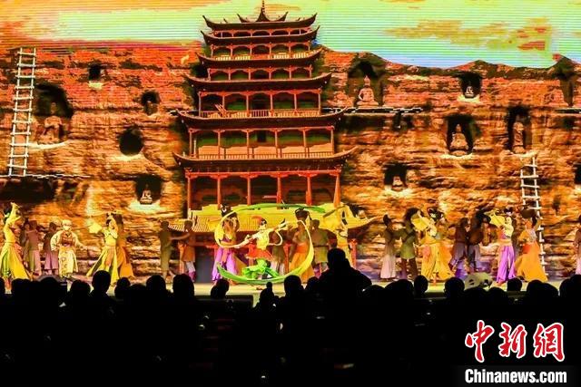 開幕式文藝展示“相約敦煌”，通過數(shù)字技術(shù)將莫高窟“搬到”演出現(xiàn)場?！「拭C省文化和旅游廳供圖