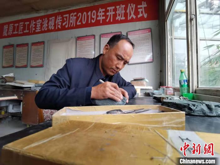 甘肅卓尼洮硯融合文化提升內(nèi)涵：不只一硯一銘，還要一盒一拓