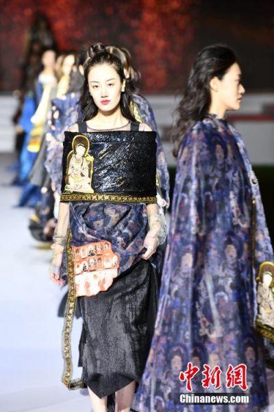 圖為敦煌服裝秀展示。 殷春永 攝