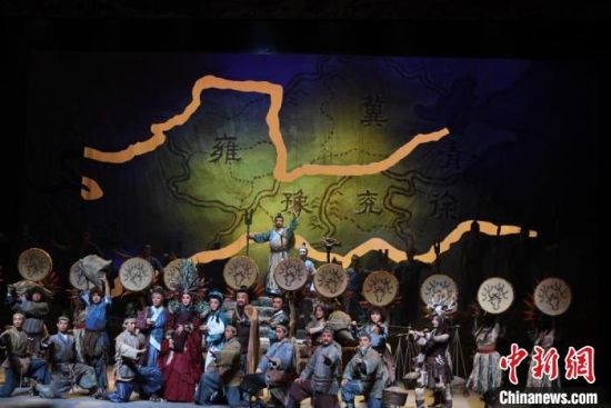 作為隴劇“梅花”，雷通霞在《大禹治水》中甘當(dāng)“綠葉”，該劇推出后，反響十分熱烈。(資料圖) 楊艷敏 攝