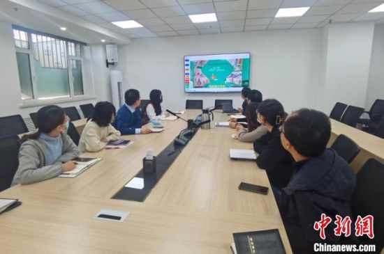 圖為甘肅教育出版社《寫給青少年的敦煌故事》叢書項(xiàng)目組，探討圖書封面設(shè)計(jì)?！￠Z姣 攝