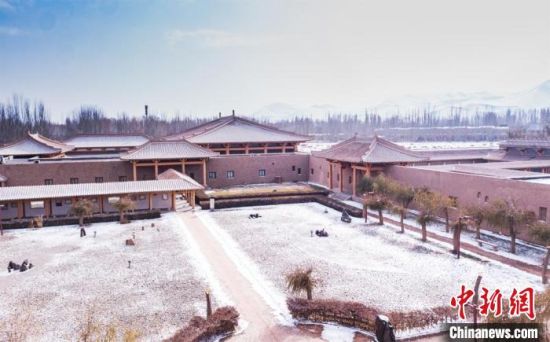 圖為雪落大漠古堡——敦煌山莊。　王斌銀 攝