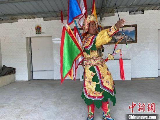 圖為完代才讓在外木村戲臺(tái)出演?！∷巫雨?攝