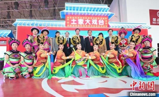 11月26日，“甘肅團(tuán)”在首屆中國(武漢)文化旅游博覽會(huì)展區(qū)的“土家大戲臺(tái)”，與“湖北團(tuán)”互訪交流。　甘肅省文化和旅游廳供圖