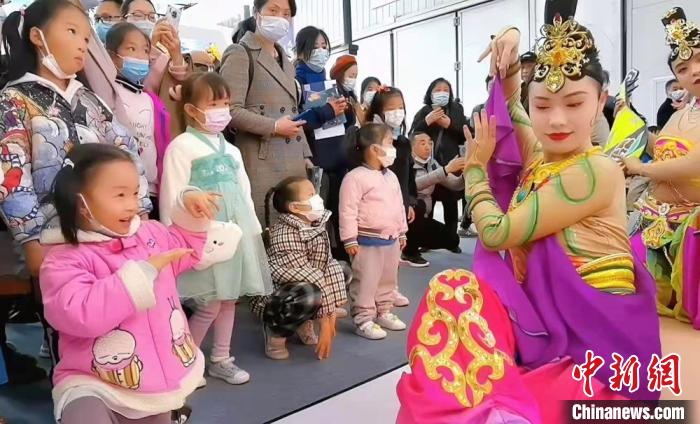 圖為敦煌舞者在湖北武漢文旅博覽會展區(qū)，教當(dāng)?shù)匦∨笥讯鼗臀栉枳恕?資料圖) 甘肅省文化和旅游廳供圖