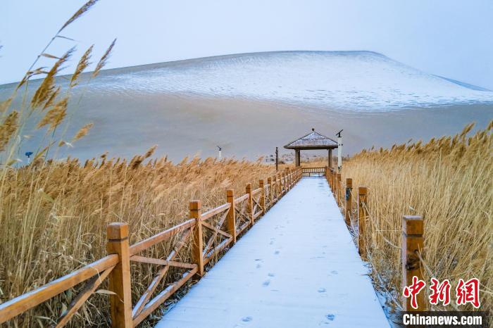 2021年11月28日，在敦煌鳴沙山月牙泉景區(qū)，沙雪交融，更顯北國(guó)風(fēng)情。　王斌銀 攝