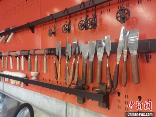 圖為徐晉林制作雕版敦煌壁畫所用工具?！￠Z姣 攝