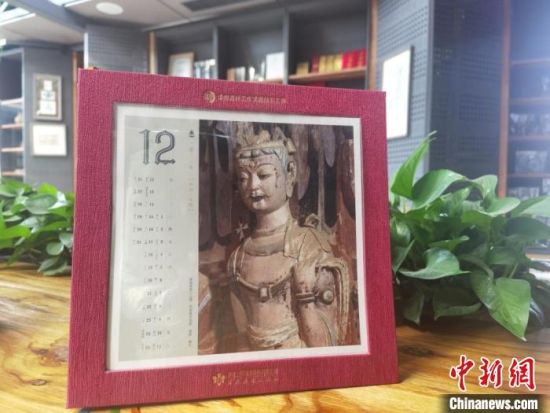 圖為徐晉林制作的敦煌題材的手工書《走進(jìn)沙漠敦煌——莫高窟與藏書票藝術(shù)》，深受讀者喜愛。　閆姣 攝