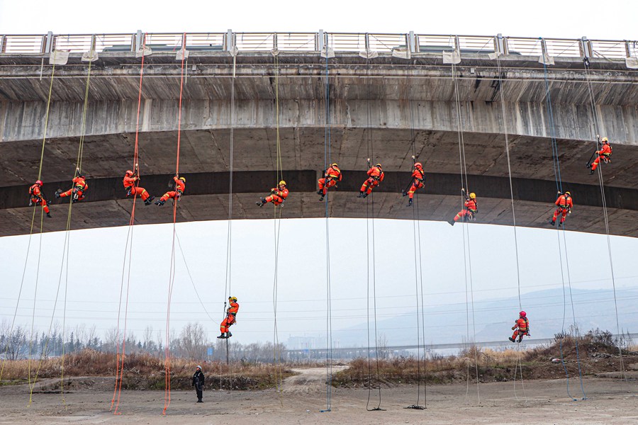 硬核！甘肅天水森林消防員百米高空練技能