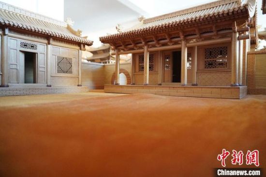 圖為微縮建筑蘭州四合院內(nèi)部結(jié)構(gòu)?！【琶赖┰?　攝