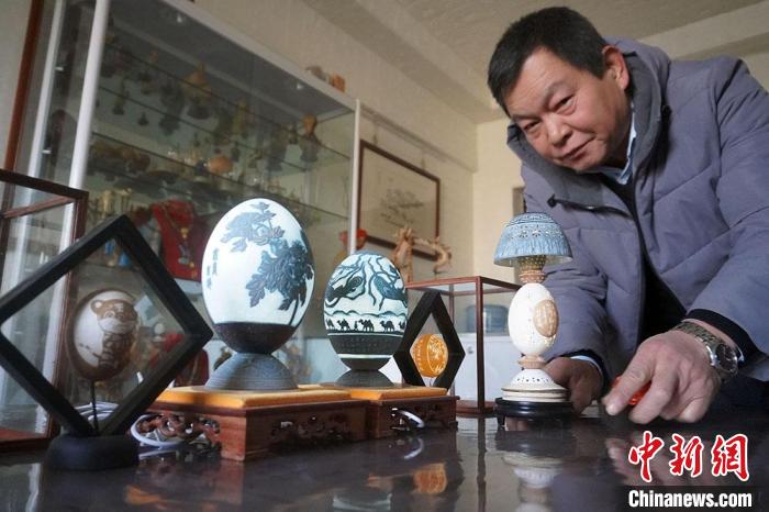 圖為吳義澤展示的最新創(chuàng)作的蛋雕作品?！【琶赖ぴ?攝
