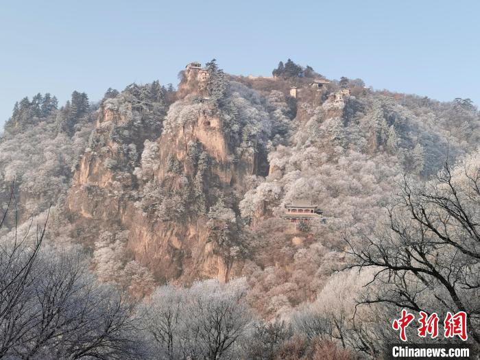 圖為崆峒山霧凇景色?！⌒煺袢A 攝